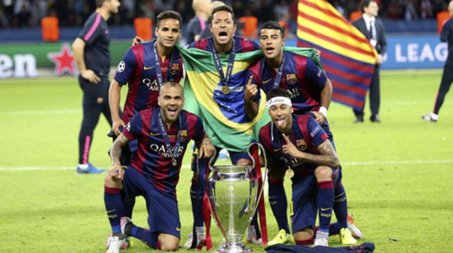 Douglas, Adriano, Rafinha, Dani Alves y Neymar celebra el título de la Champions 2014-15.