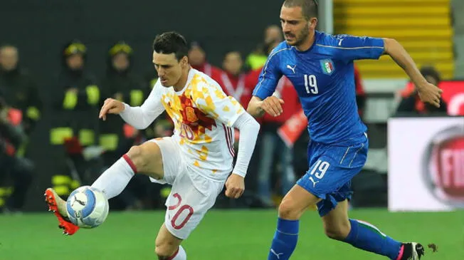 Aritz Aduriz controla el balón ante la mirada de Leonardo Bonucci en un amistoso Italia vs. España de este año.