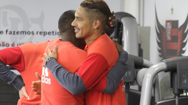 Paolo Guerrero recibe el abrazo de un compañero en el gimnasio del Flamengo.