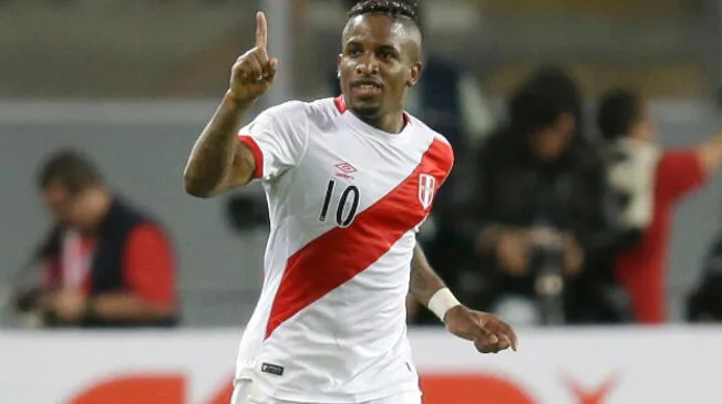 Jefferson Farfán celebra su gol con Perú a Chile por Eliminatorias.