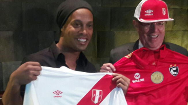 Ronaldinho posa junto a PPK luego de su reunión en Cusco.