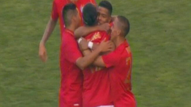 Ronaldinho se abraza con Enzo Castillo y sus compañeros.