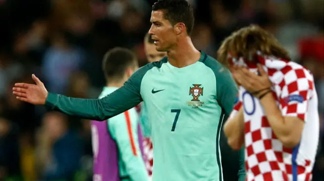 Cristiano Ronaldo al final del Portugal-Croacia mientras Luka Modric llora la eliminación croata.