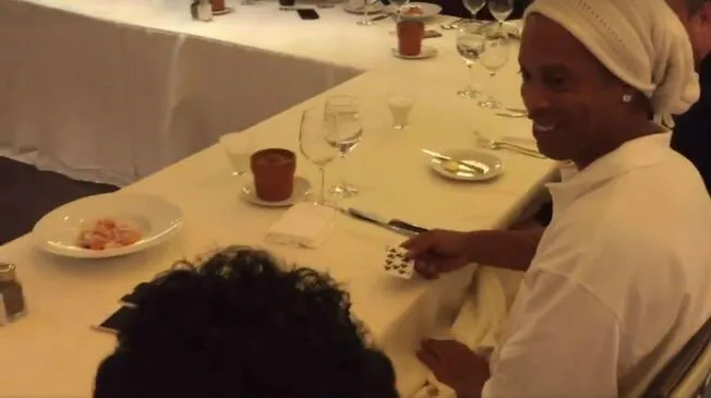 Ronaldinho fue sorprendido por los trucos del mago Plomo | VIDEO.