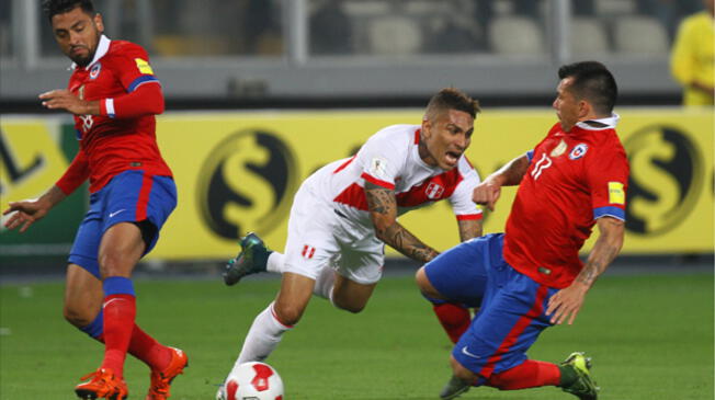 Paolo Guerrero sufre la marca de Gonzalo Jara y Gary Medel en las Eliminatorias.