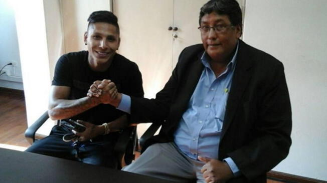 Raúl Ruidíaz y Raúl Leguía durante la firma de renovación en mayo pasado.