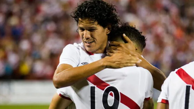 Óscar Vílchez felicita a Yoshimar Yotún por su gol a El Salvador.