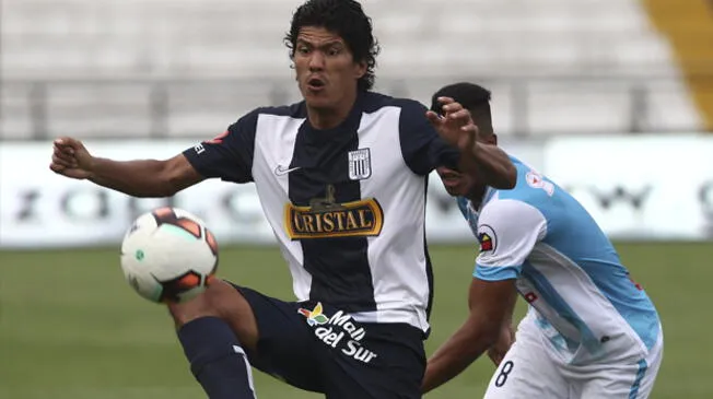 Óscar Vílchez controla un balón en el Alianza Lima-Alianza Atlético.