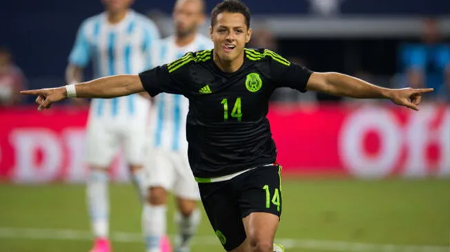 Chicharito Hernández celebra un gol con México ante Argentina.