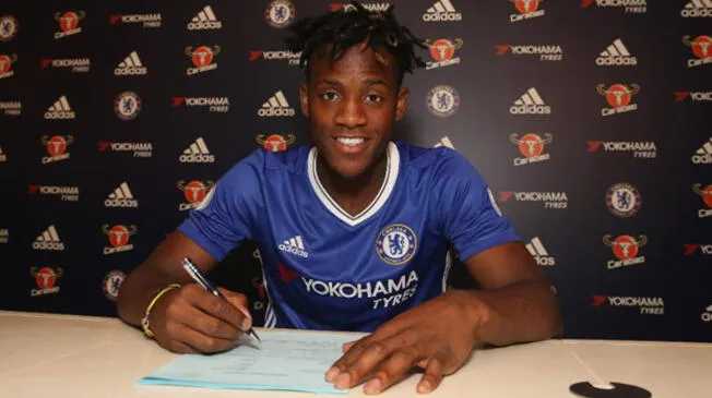 Michy Batshuayi durante su firma de contrato con el Chelsea.