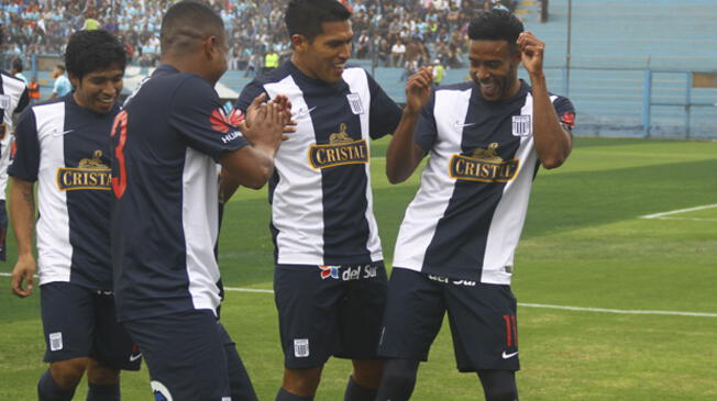 Lionard Pajoy celebra su gol con Andy Pando, Josimar Atoche y Willyan Mimbela.