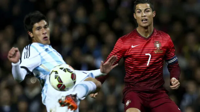 Cristiano Ronaldo disputa un balón con Facundo Roncaglia en un Portugal-Argentina en 2014.