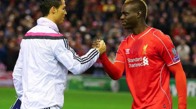 Cristiano Ronaldo y Mario Balotelli se saludan en un Liverpool-Real Madrid por Champions League 2014-15.