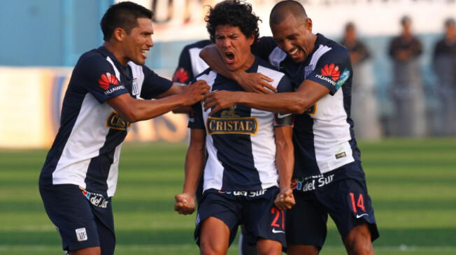 Óscar Vílchez grita su gol a Sporting Cristal en el Alberto Gallardo.