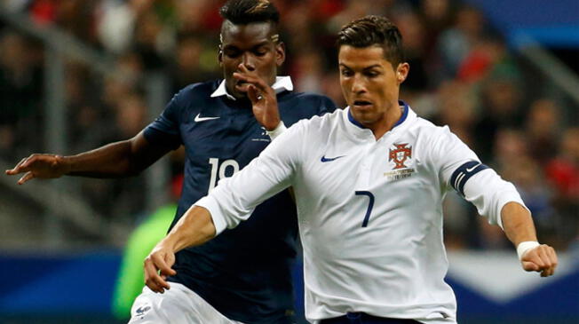 Paul Pogba y Cristiano Ronaldo disputan un Francia-Portugal en 2014.