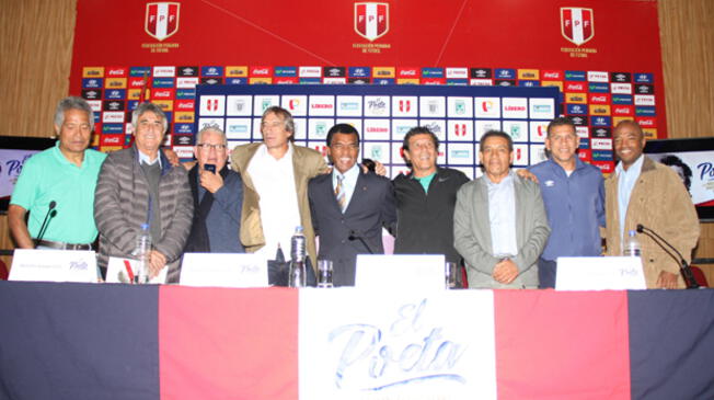 César Cueto durante el anuncio de "El Poeta" junto a Uribe, Leguía, Carranza, entre otros.