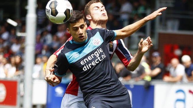 Beto da Silva disputa el balón con un rival en el Jong PSV-Willem II.
