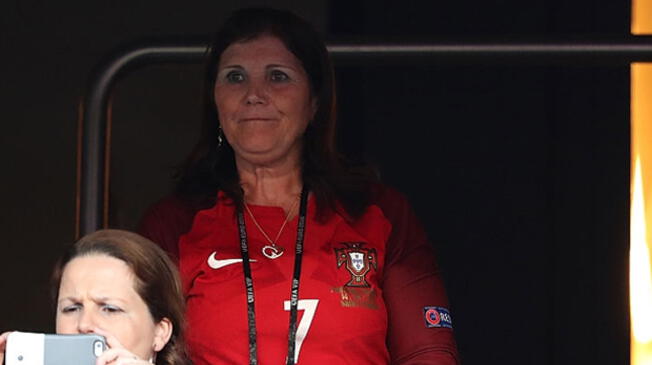 La madre de Cristiano Ronaldo durante un partido de Eurocopa 2016.