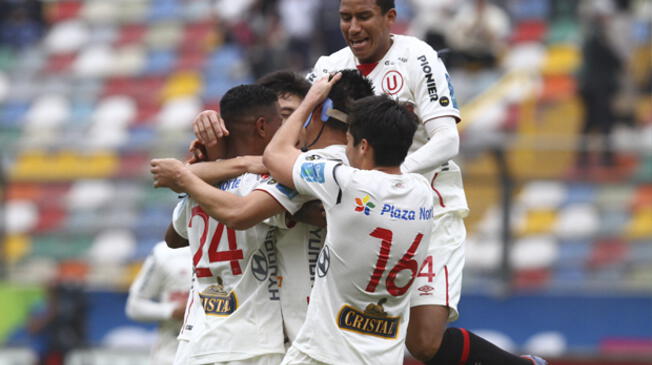 Los jugadores de Universitario celebran el gol de Hernán Rengifo.