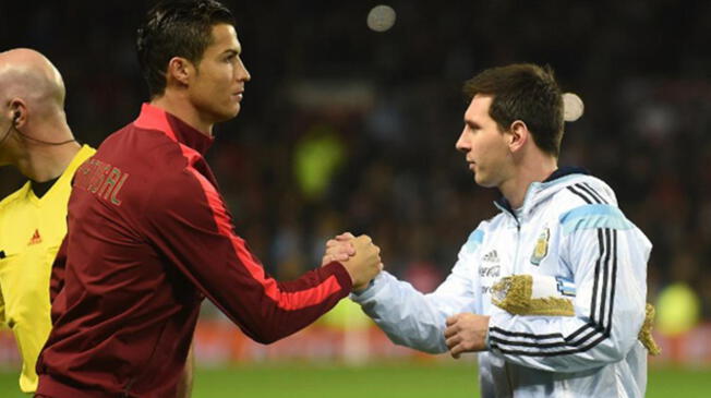 Cristiano Ronaldo y Lionel Messi se saludan en un Portugal-Argentina en 2014.