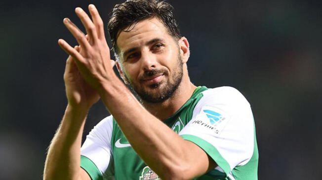 Claudio Pizarro celebra un gol con el Werder Bremen.