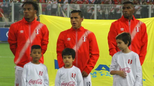 André Carrillo, Yoshimar Yotún y Carlos Ascues durante el Perú-Chile por Eliminatorias.