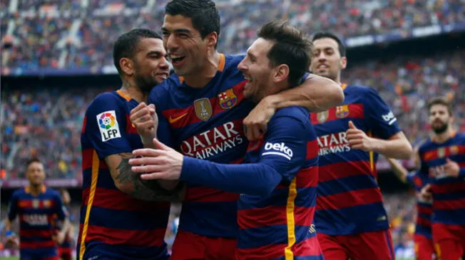 Luis Suárez y Lionel Messi celebran un gol con el Barcelona ante el Espanyol.