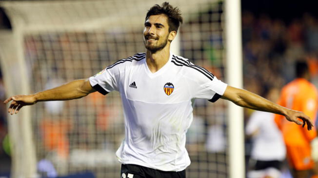 André Gomes celebra un gol con el Valencia.