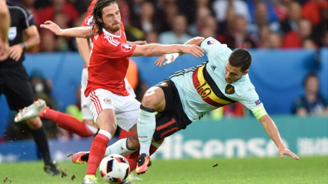 Eden Hazard sufre la marca de Joe Allen en el Bélgica-Gales por la Eurocopa 2016.