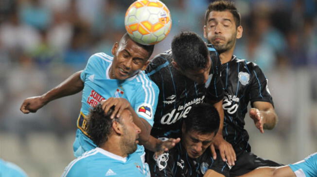 Josué Estrada despeja un balón en un Cristal-Racing por Copa Libertadores 2015.