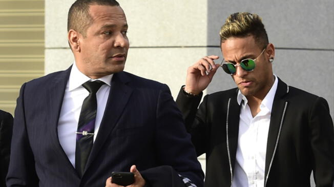 Neymar y su padre salen de un juzgado de Barcelona.