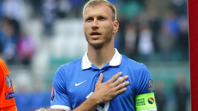Ragnar Klavan entona el himno de su país durante un partido de las Eliminatorias a la Eurocopa.