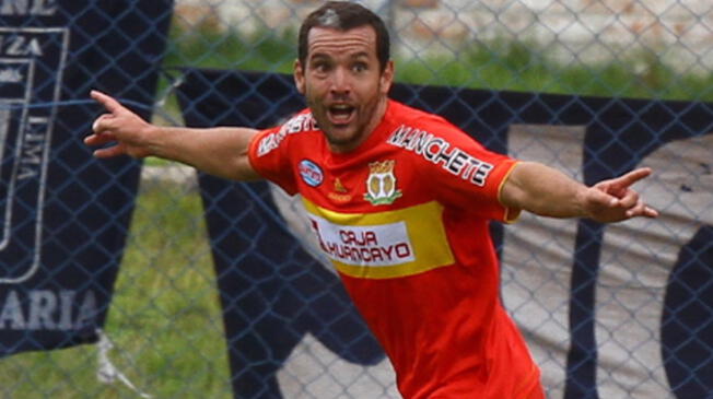 Antonio Meza Cuadra celebra un gol a Alianza Lima.
