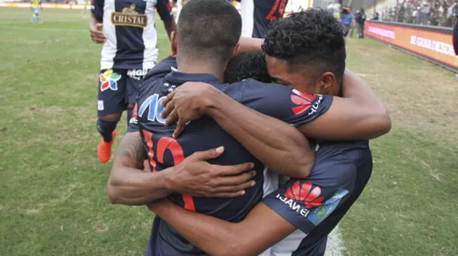 Jugadores de Alianza Lima unidos en un abrazo tras triunfo ante La Bocana.