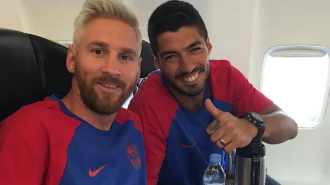 Lionel Messi se reencontró con el 'Pistolero' y se sentaron juntos en el avión rumbo a Inglaterra. 