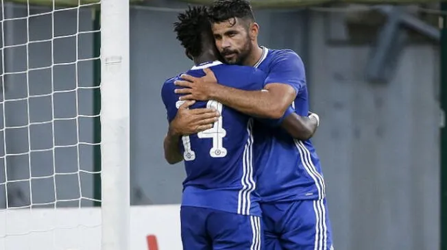 Diego Chelsea celebra un gol al Wolfberger con Bertrand Traoré.