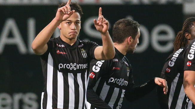 Cristian Benavente celebra un gol con Sporting Charleroi.