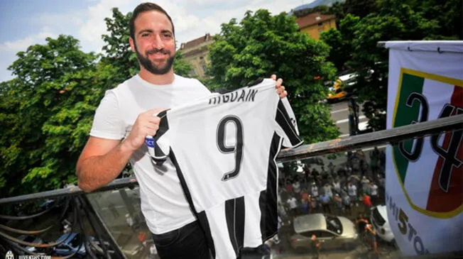 Gonzalo Higuaín posa junto a su nueva camiseta en la Juventus.