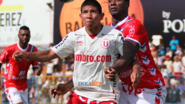 Édison Flores disputa un balón ante Yosimar Quiñónes durante un Unión Comercio-Universitario.