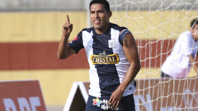 Andy Pando celebra su gol a Universitario en un clásico amistoso en Chimbote.