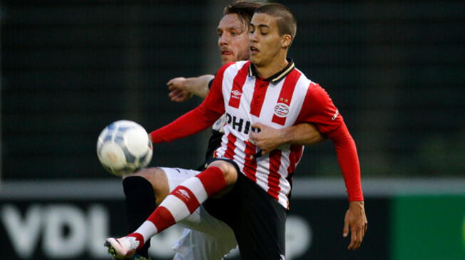 Beto da Silva disputa un balón en un amistoso del Jong PSV.