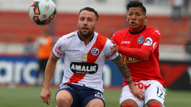 Pablo Lavandeira disputa un balón con Elsar Rodas.