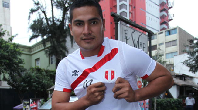 Diego Mayora posa con la camiseta de la Selección Peruana.