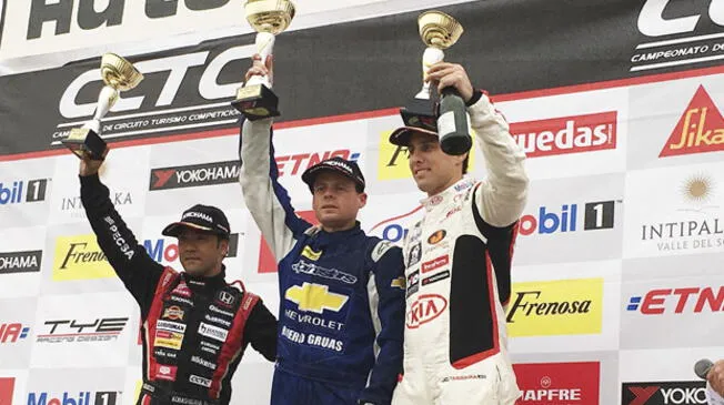 “Koba”, Fuller y Tassara en el podio del autódromo de Tacna. ¡bien!