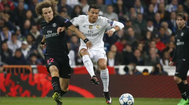 David Luiz disputa el balón con Cristiano Ronaldo en la Champions League.