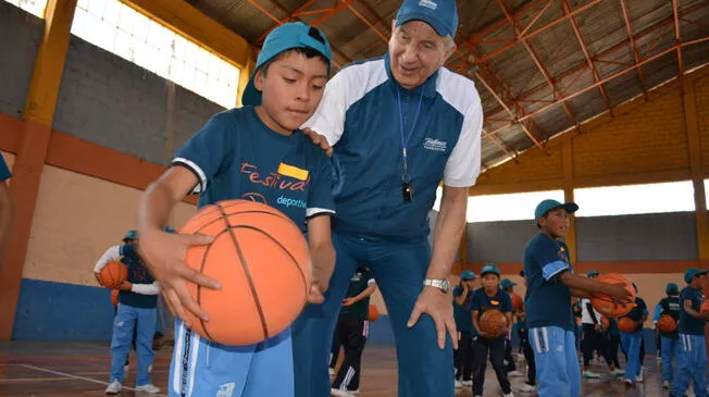 Festival Deportivo de Cusco: escolares fueron entrenados por glorias del deporte.