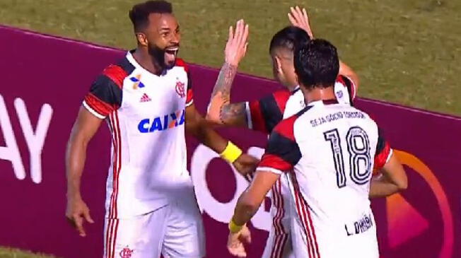 Flamengo, sin Paolo Guerrero, venció 2-1 al Vitória y alcanzó la punta del Brasileirao