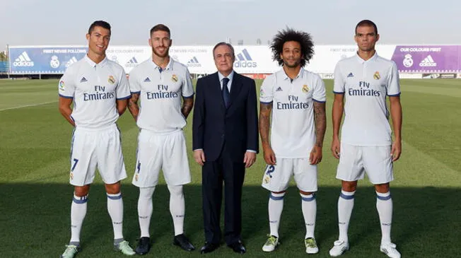Cristiano Ronaldo, Sergio Ramos, Marcelo y Pepe posan junto a Florentino Pérez. 