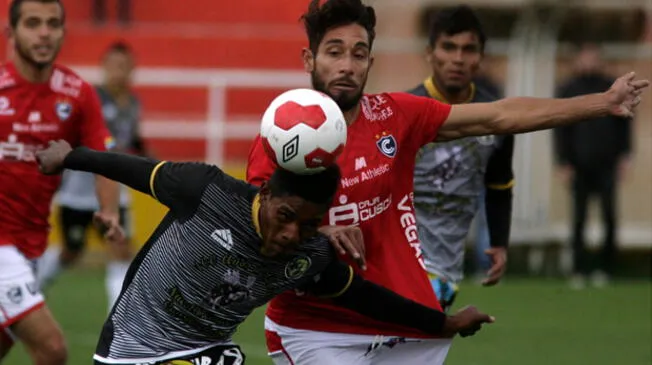 Jugadores de Sport Victoria y Cienciano disputan un balón en el partido en Cusco.