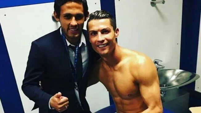 Cristiano Ronaldo posa para la foto junto al argentino Marcelo Meli.